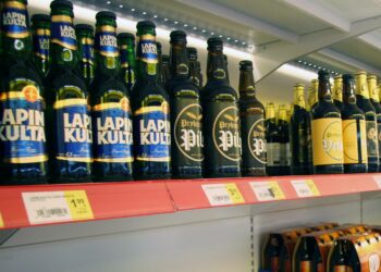 Pellervon Taloustutkimuksen mukaan nelosoluen myynnin siirtäminen ruokakauppoihin parantaisi pienkauppojen elinvoimaa ja lisäisi valtion alkoholiverotuloja.
