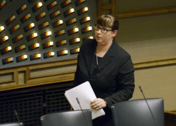 Liikenneministeri Merja Kyllönen selvitti maanantaina Trafin puhelinpalvelun ulkoistamista.