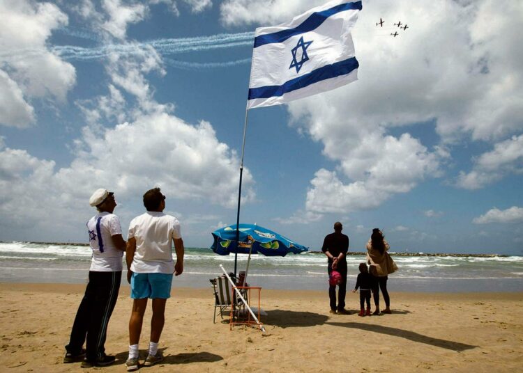 Erkki Tuomioja on ensimmäinen EU-maan ulkoministeri, joka on esittänyt aseyhteistyön lakkauttamista Israelin kanssa. Hänen kausillaan Israel-asekauppa on kuitenkin ollut vilkkaimmillaan.