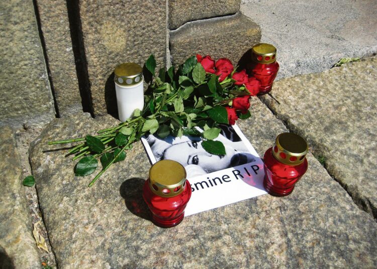 Ruotsin suurlähetystön edustalla sytytettiin kynttilöitä 15.7. Ruotsissa murhatun seksityöaktivistin Jasmine Petiten muistoa kunnioittaen.