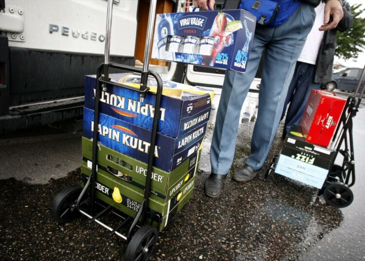 Aino-Kaisa Pekonen arvioi, että tilastoimaton alkoholinkulutus, eli myös yksityinen matkustajatuonti ja alkoholin nettitilaaminen, on paljon suurempaa kuin mitä luvut kertovat.