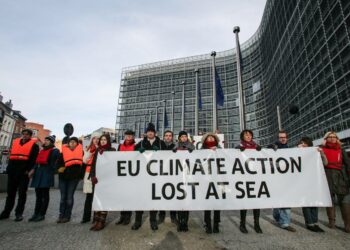 Ympäristöaktiivit osoittivat keskiviikkona mieltään EU:n komission rakennuksen edessä Brysselissä.