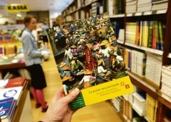 Nykyinen maantiedon opetus käsittelee ajankohtaisia aiheita kuten ravinnontuotantoa ja ilmastonmuutosta. Kuvassa lukion maantiedon oppikirja kymmenen vuoden takaa.