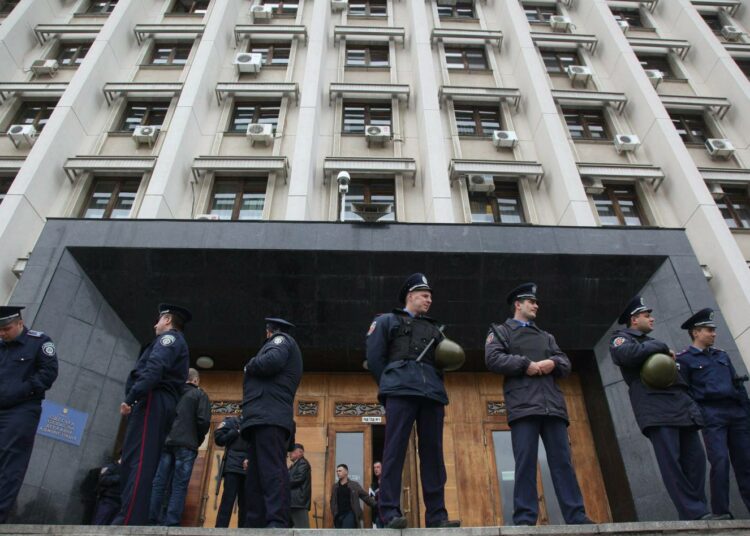 Poliiseja vartioimassa aluehallinnon rakennusta Odessassa maanantaina.