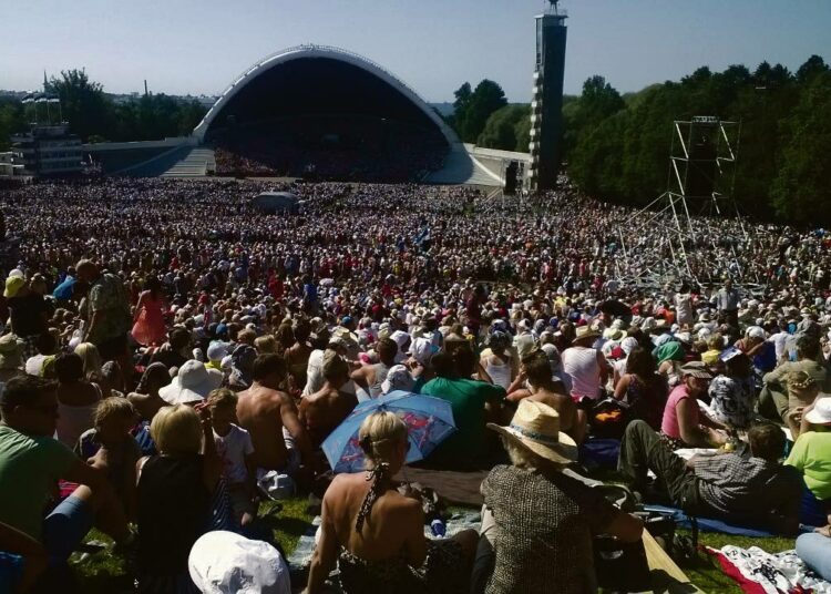 Tallinnan laululavalle kokoontui päätöskonserttiin lähemmäs 100 000 ihmistä.