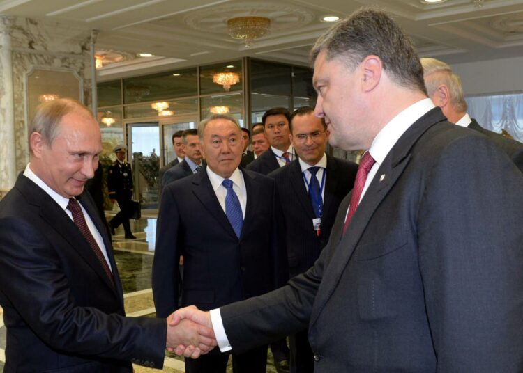 Venäjän presidentti Vladimir Putin (vas.) ja Petro Porošenko neuvottelivat Minskissä tiistaina.