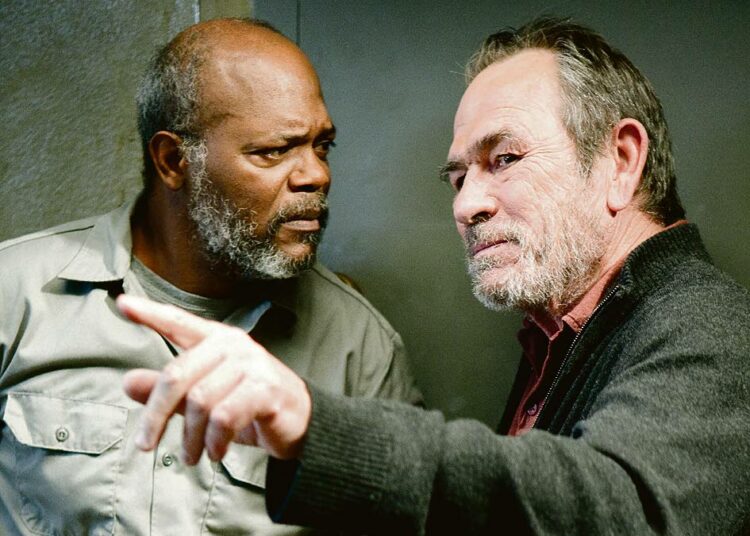 Kaksi hyvin erilaista ja erirotuista miestä keskustelee asiasta toisen itsemur-hayrityksen jälkeen. Kuvassa Tommy Lee Jones (oik.) ja Samuel L. Jackson.