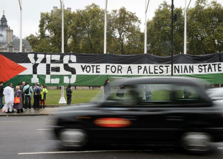 Palestiinan valtion tunnustamista vaativa banderolli Lontoon parlamenttiaukiolla maanantaina.