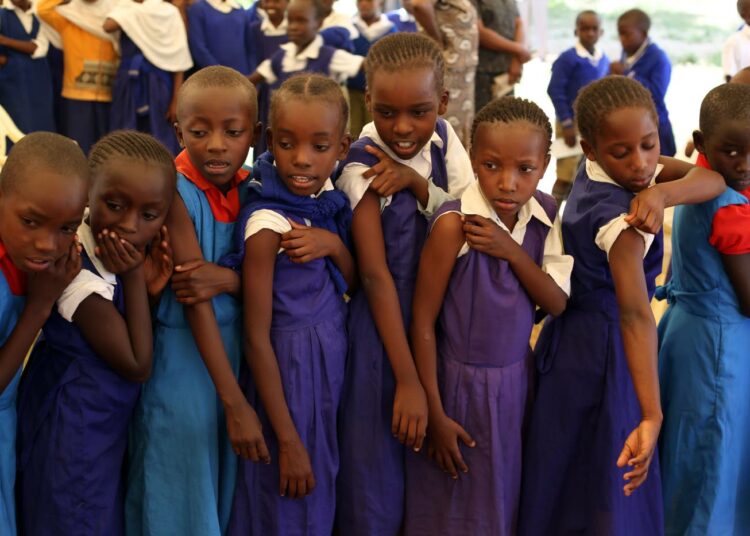 Kenialaisille koulutytöille annetaan HPV-rokotuksia Kituissa maan itäosassa.