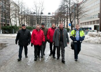 Suurten työpaikkojen lähetystö vaati maanantaina SAK:ta olemaan tiukkana työelämän pelisääntöneuvotteluissa.