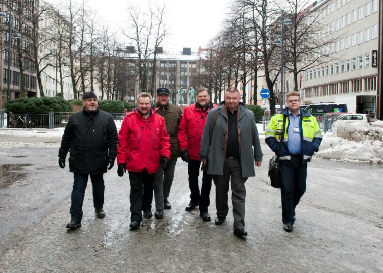 Suurten työpaikkojen lähetystö vaati maanantaina SAK:ta olemaan tiukkana työelämän pelisääntöneuvotteluissa.