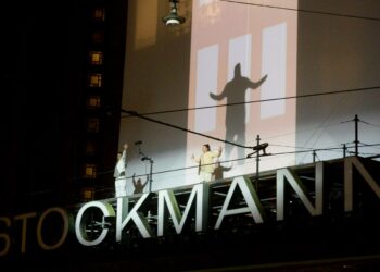 Tampereen Stockmann on etsinyt urheiluseuroista talkoolaisia Hulluille Päiville. Kuva Helsingin Stockmannin järjestämästä muotinäytöksestä.
