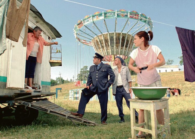 Humoristisista episodeista koostuvassa elokuvassa pienten ihmisten pyristely Romanian kommunistikoneiston rattaissa saavuttaa absurdit mittasuhteet.