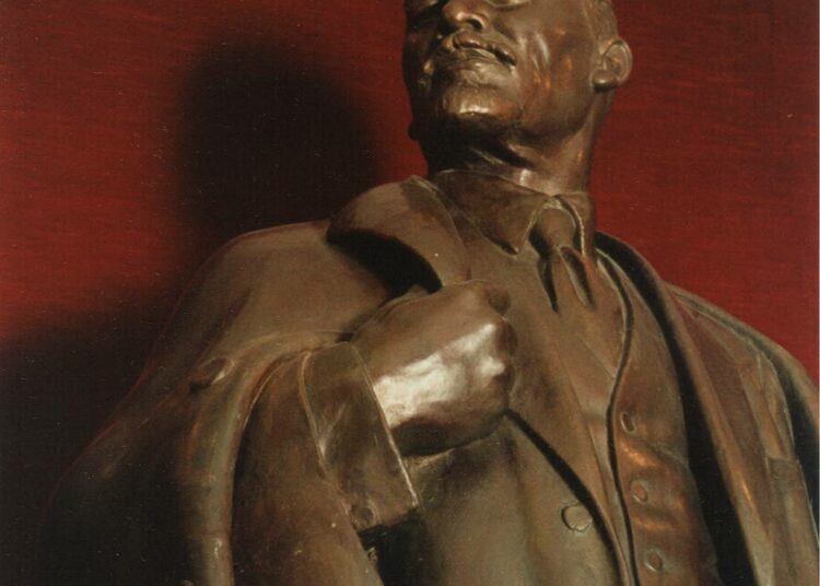 Lenin-patsas on jalustoineen kolmimetrinen.