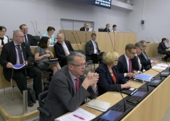Kunnat kapinoivat hallituksen ajamaa päivähoito-oikeuden leikkausta vastaan.