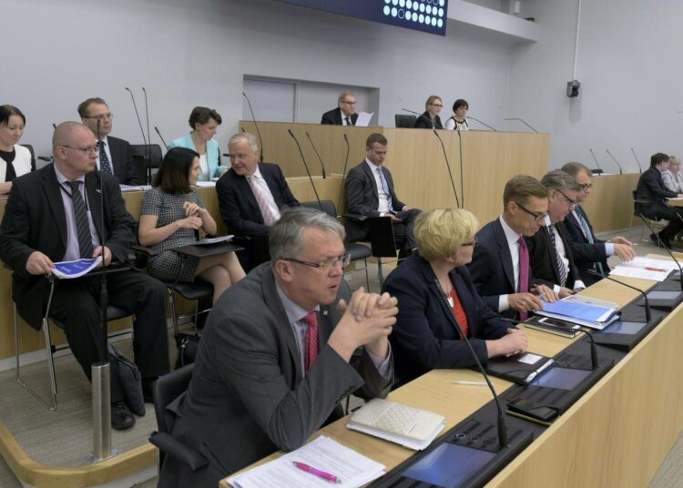 Kunnat kapinoivat hallituksen ajamaa päivähoito-oikeuden leikkausta vastaan.