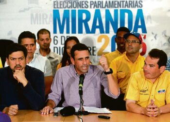 Oppositiojohtaja, Mirandan osavaltion kuvernööri Henrique Capriles Radonski piti lehdistötilaisuuden vaalien jälkeisenä maanantaina.