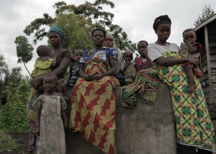 Kongon pygmehin kuuluvan bambutikansan naisia ja lapsia Mudjan kylässä Virungan kansallispuiston liepeillä.