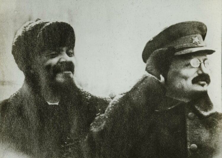 Kahden kommunistijohtajan, Stalinin ja Trotskin, kaksintaistelu oli kahden henkilön ja kahden vision välinen ideologinen ja poliittinen valtataistelu kuolemaan saakka. Kuvassa: Lenin (vas.) ja Trotski. Yle Kuvapalvelu