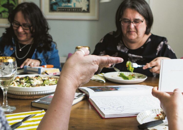 Ruoka kuuluu aina tämän kirjallisuuspiirin kokoontumisiin. ”Yleensä meillä on vielä tapana ottaa yhteiskuva kameran itselaukaisijalla”, he kertovat.