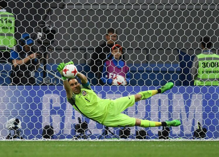 Chilen maalivahti Claudio Bravo lennossa. Chile meni Confederation Cupin finaaliin voittamalla Portugalin rangaistuslaukauskilpailussa. Loppuottelu pelataan sunnuntaina.