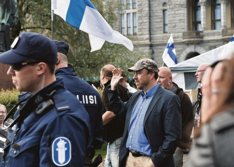 Poliisi purki Suomi Ensin -leirin Helsingin Rautatientorilla 26. kesäkuuta. Keskellä liikkeen puuhamies Marco De Wit.