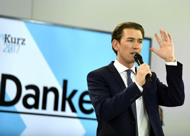 Vaalivoittaja Sebastian Kurz puhumassa puolueensa ÖVP:n vaalivalvojaisissa.