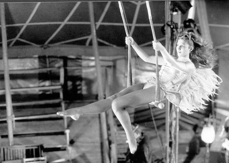 Wim Wendersin Berliinin taivaan alla -elokuvan enkelikaksikko keskittyy muun muassa trapetsitaiteilijaan.