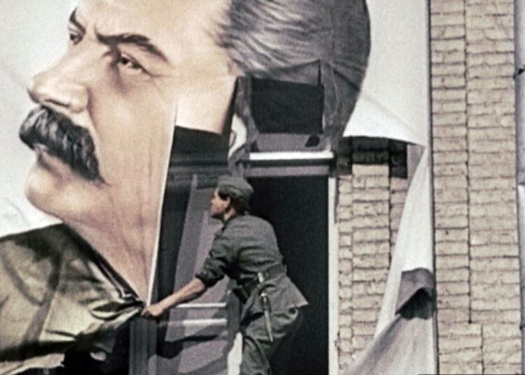 Stalinista kertova dokumentti on kuva-anniltaan komeaa katseltavaa. Kuvassa saksalaiset valtaavat Kievin 1941.