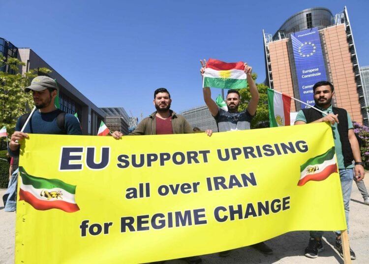 Iranilaisia mielenosoittajia Brysselissä 15. toukokuuta, kohotettuna Kurdistanin lippu. Myös Behdad on osallistunut kurdiaktivistien mielenosoituksiin.