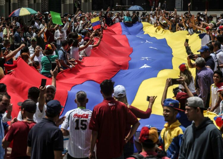 Kolumbiaan muuttaneet venezuelalaiset osoittivat mieltään Venezuelan presidentti Maduroa ja maassa järjestettyjä vaaleja vastaan kesäkuussa.