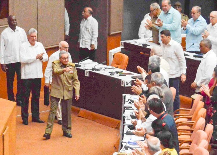 Kuuban presidentti Miguel Diaz-Canel (toinen vasemmalta) ja entinen presidentti Raúl Castro (neljäs vasemmalta) osallistuivat kansalliskokouksen istuntoon 21. heinäkuuta.