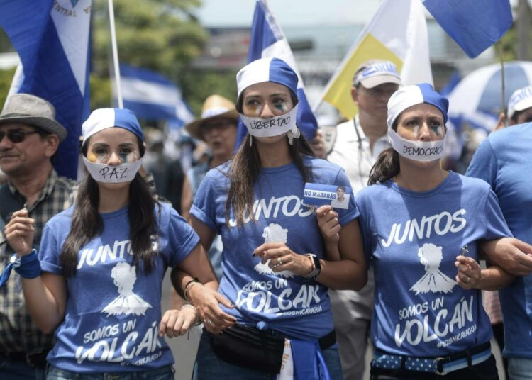 Hallitusta vastustavat mielenosoittajat ovat sulkeneet suunsa teipeillä, joissa lukee ”rauha, vapaus, demokratia”. Tuhannet nicaragualaiset marssivat lauantaina 28. heinäkuuta puolustaakseen piispoja, joita hallitus syyttää vallankaappauksen suosimisesta. Ainakin 300 ihmisen hengen vieneiden mielenosoitusten jatkumo Nicaraguassa käynnistyi huhtikuussa 2018.