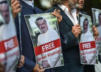 Mielenosoittajat vaativat viime perjantaina Jamal Khashoggin vapauttamista Saudi-Arabian konsulaatin luona Istanbulissa.