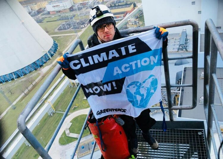 Greenpeacen aktivisti kiipesi tiistaina Puolan Belchatowin hiilivoimalan piippuun muistuttamaan ensi viikolla alkavan ilmastokokouksen isäntämaata tekojen kiireellisyydestä.