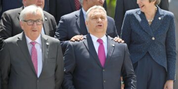EU:n komission puheenjohtaja Jean-Claude Juncker ja Unkarin pääministeri Viktor Orbán joutuivat vierekkäin EU:n Balkan-huippukokouksen ryhmäkuvassa viime vuoden toukokuussa Sofiassa.