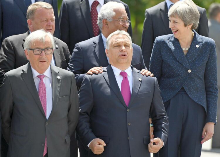 EU:n komission puheenjohtaja Jean-Claude Juncker ja Unkarin pääministeri Viktor Orbán joutuivat vierekkäin EU:n Balkan-huippukokouksen ryhmäkuvassa viime vuoden toukokuussa Sofiassa.