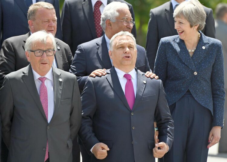 EU:n komission puheenjohtaja Jean-Claude Juncker ja Unkarin pääministeri Viktor Orbán joutuivat vierekkäin EU:n Balkan-huippukokouksen ryhmäkuvassa viime vuoden toukokuussa Sofiassa.