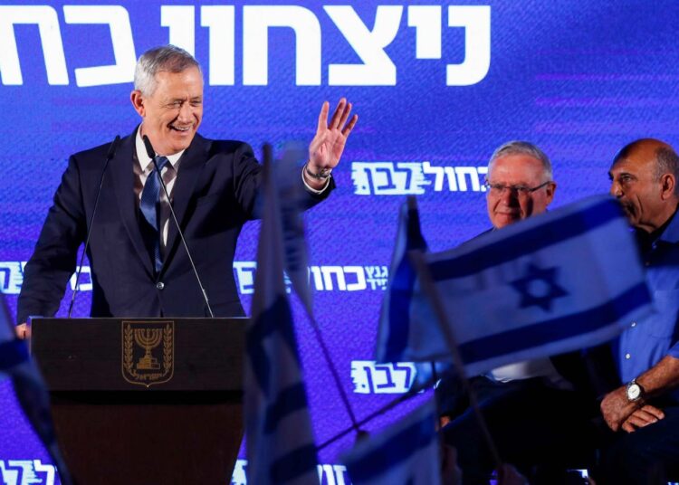 Benny Gantz kampanjoimassa Tel Avivissa sunnuntaina.