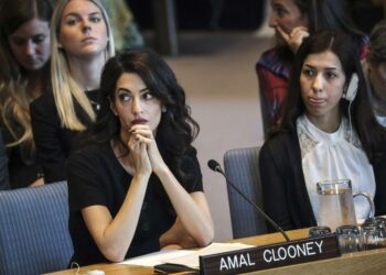 Ihmisoikeusjuristi Amal Clooney ja Nobelin rauhanpalkinnon saanut ihmisoikeusaktivisti Nadia Murad seurasivat turvallisuusneuvoston istuntoa tiistaina.