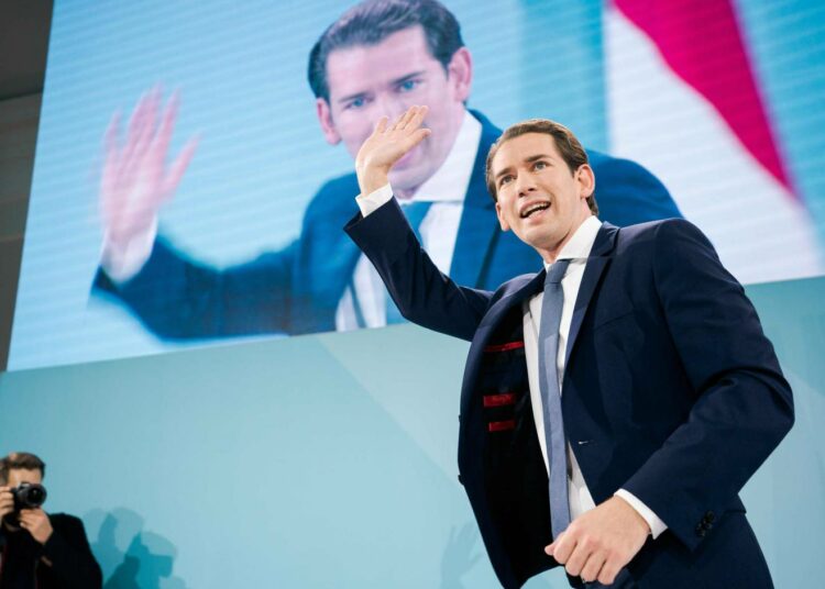 Konservatiivipuolue ÖVP:n johtaja Sebastian Kurz kiittämässä kannattajiaan sunnuntai-iltana Wienissä.