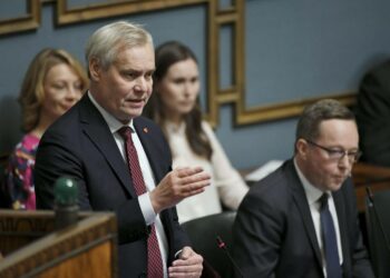 Pääministeri Antti Rinne vierellään valtiovarainministeri Mika Lintilä (oik.) eduskunnan eilisellä eduskunnan kyselytunnilla.