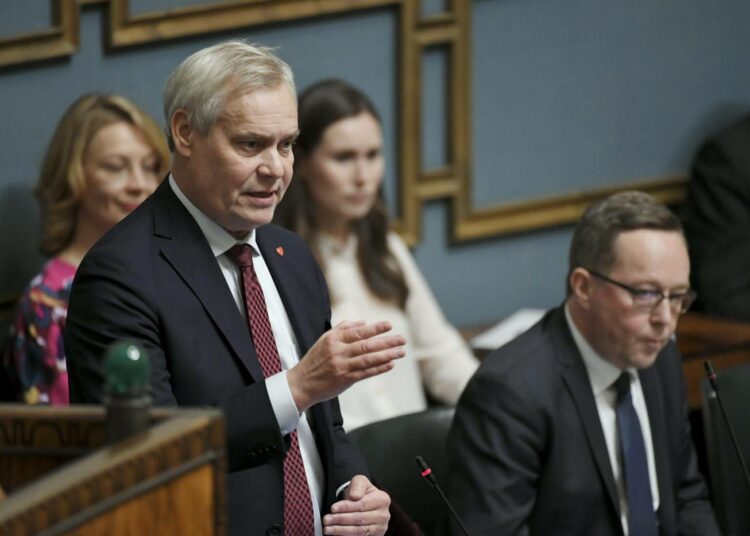 Pääministeri Antti Rinne vierellään valtiovarainministeri Mika Lintilä (oik.) eduskunnan eilisellä eduskunnan kyselytunnilla.