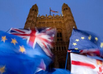 Sekä Britannian EU:ssa pysymistä kannattavat että brexitin kannattajat liehuttivat lippujaan mielenosoituksissa parlamenttitalon edessä Lontoossa viime viikolla.