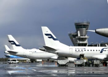 Lentäminen on tällä hetkellä käytännössä verovapaata, ja matkustamismuotona se kasvaa hurjaa vauhtia. Kuvassa Finnairin koneita Helsinki-Vantaan lentokentällä.
