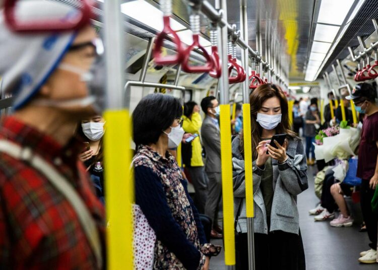 Ihmisiä Hongkongin metrossa. Kuva helmikuulta.