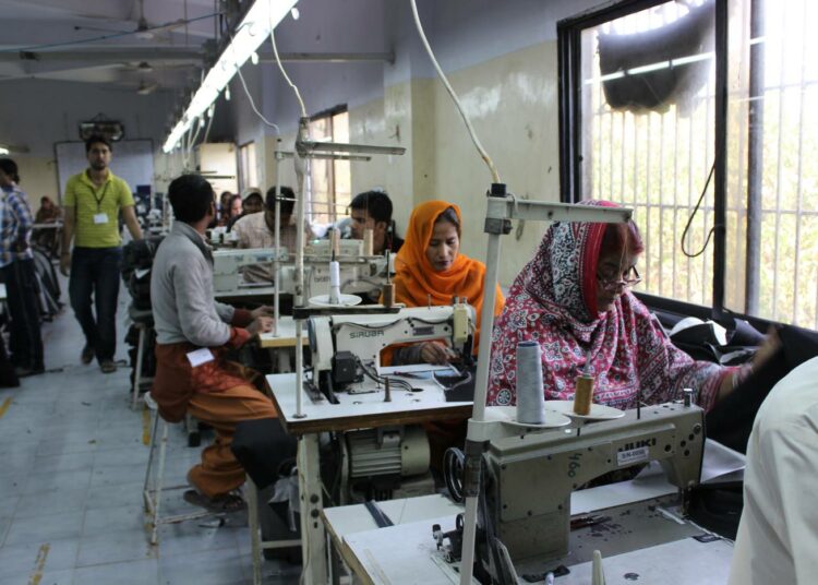 Pakistanin tekstiiliteollisuus tuotti vielä helmikuussa täydellä teholla. Ennen koronasulkua Pakistanin hallitus oli poistanut verot ja tullit tuontipuuvillalta. Nyttemmin tuhannet tekstiilityöläiset on irtisanottu ja tehdastuotanto on lähes pysähtynyt.