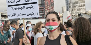 Hallitusta vastustavat mielenosoittajat kokoontuivat tiistaina Beirutin sataman varastoräjähdyksessä kuolleiden muistotilaisuuteen.
