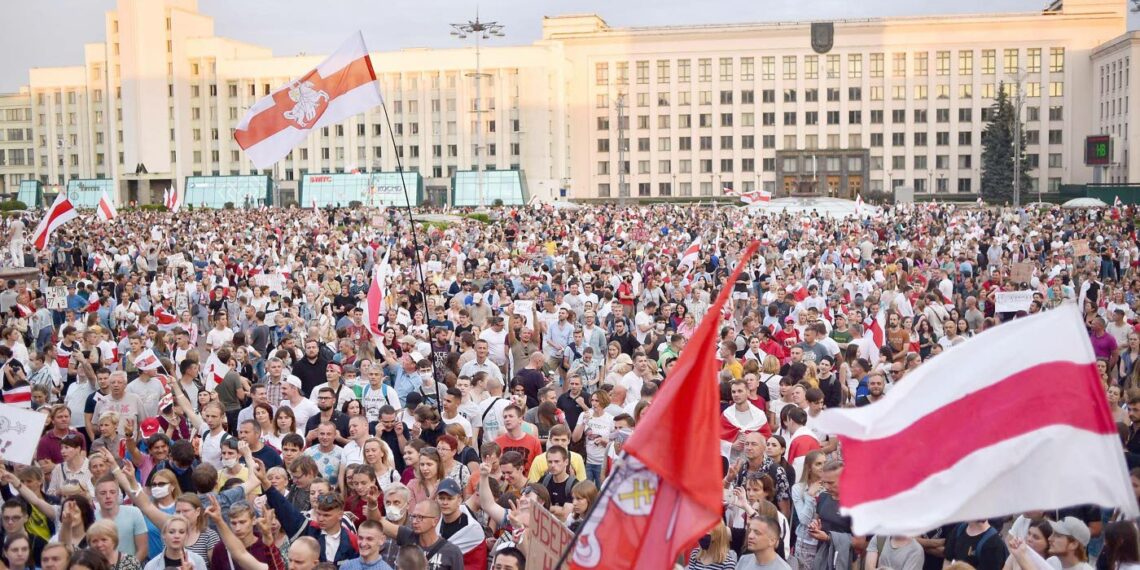 Mielenosoitukset jatkuivat Valko-Venäjän pääkaupungissa Minskissä tiistaina.