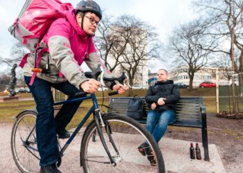 Työneuvosto lausui Etelä-Suomen aluehallintoviraston pyynnöstä näkemyksensä: Ruokalähetit ovat työsuhteessa. Kuvassa Miran Hamidulla kuljettaa ruoka-annoksia Foodoran työasussa.